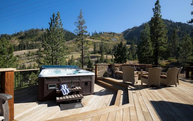Bronson by AvantStay   Sleeps 17! On the Slopes! Squaw Valley w/Hot Tub&Fire Pit