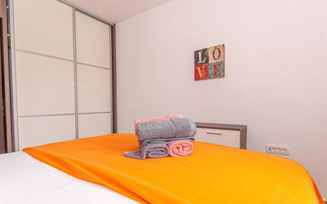 Awesome Home in Brodarica with Hot Tub, WiFi & 6 Bedrooms