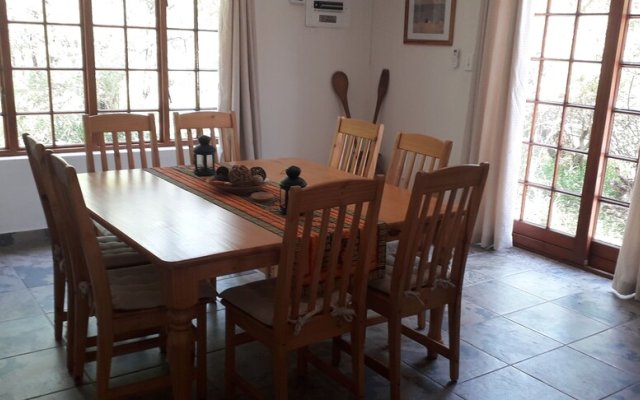 "lovely Holiday Home for a Large Family or Friends Bordering Kruger National Park"