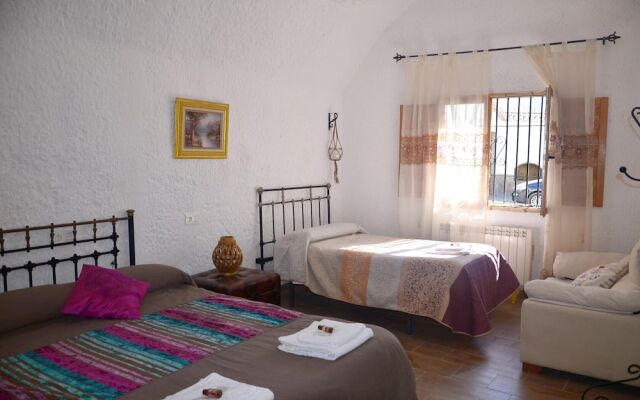 House with 4 Bedrooms in Guadix, with Wonderful Mountain View, Enclosed Garden And Wifi - 60 Km From the Slopes