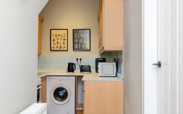 2 Bedroom Flat - Free Parking