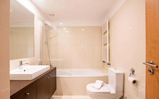 2BR Flat by Metro w/ Free Parking by LovelyStay