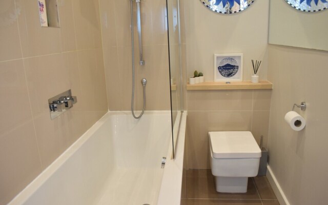 Modern 2 Bedroom Maisonette
