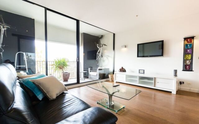 Cleo, 1BDR St Kilda Apartment