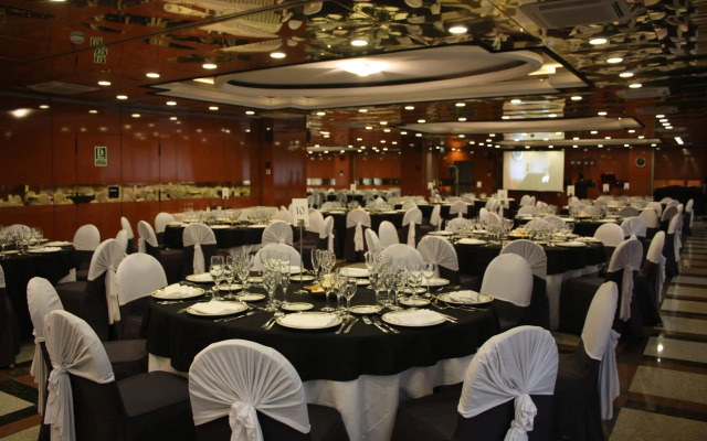 Suites Plaza Hotel & Wellness