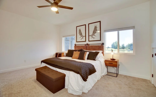 Modern Donnelly Cabin w/ Private Hot Tub
