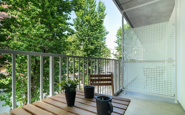 Modern Studio for 2 by Renters