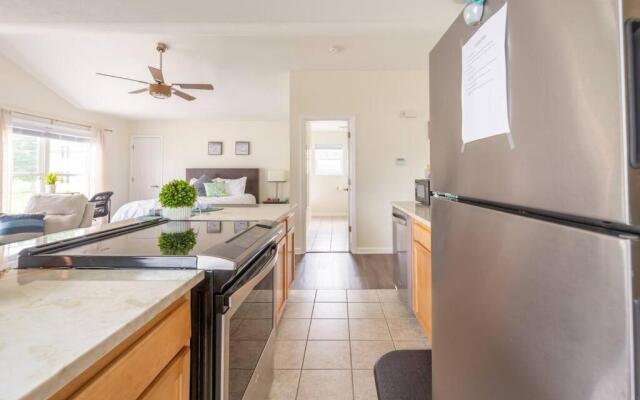 *Cozy Studio Carriage House- Minutes from Downtown