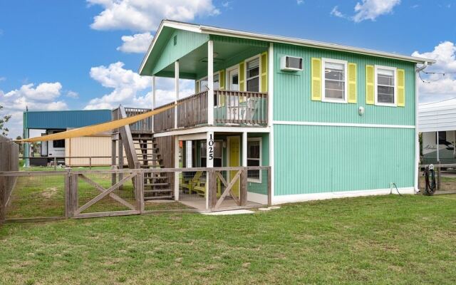Amberjack 2 Bedroom Home by RedAwning