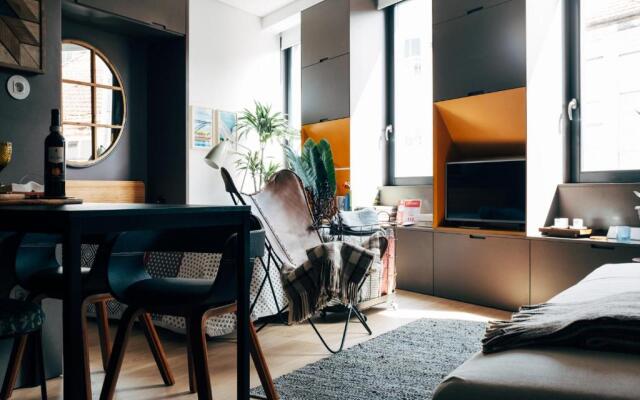 HOMEinTOWN Camoes - Downtown Elegant Studio AC & WIFI