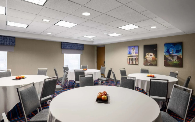 Hampton Inn & Suites State College at Williamsburg Square