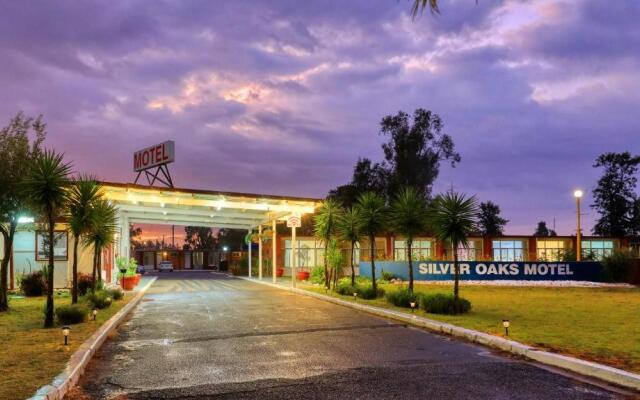 Silver Oaks Motel