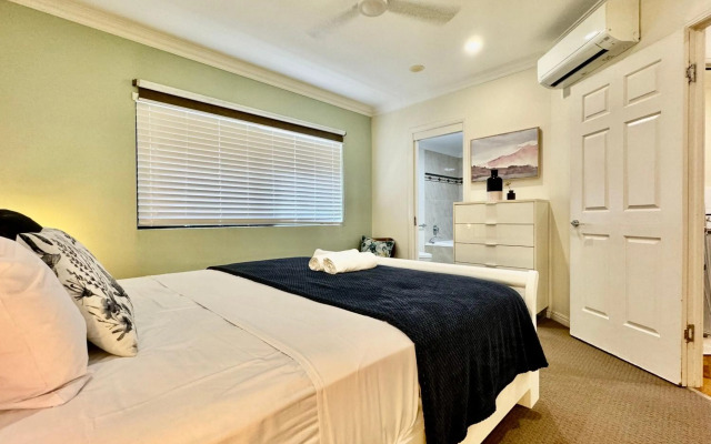 Lighthouse Apartments on The Strand - 2