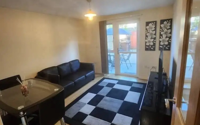 Beautiful 4 Bedroom Home With Parking by Lakeside