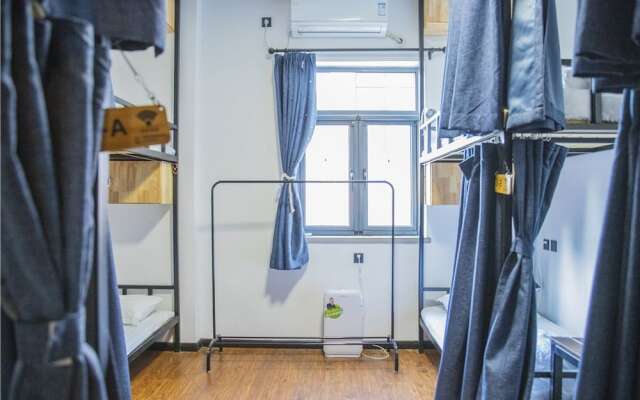 Zeako Youth Hostel