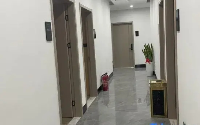 Xiyayuan Hotel (Baishazhou Avenue Fenghuo Village Subway Station)
