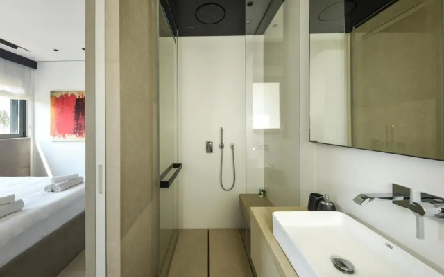 Modern and Vibrant 2BR apartment with Private Balcony