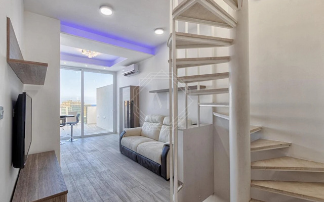 Seafront Penthouse Triplex- Roof Terrace & Hot Tub