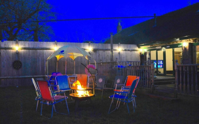 Squirrel Barn. Hi-spec. Hot tub & Wifi. Sleeps 14