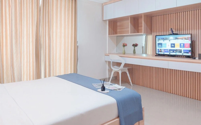 Modern Look 1Br Without Living Room At Bintaro Embarcadero Apartment