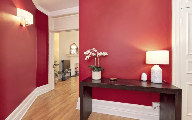 Historic Whitehall Flat in SW1 by Underthedoormat