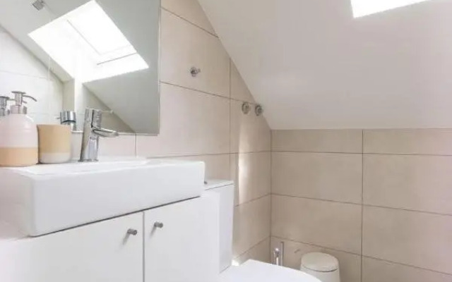 Monsanto Hill House - NO. 565 1E