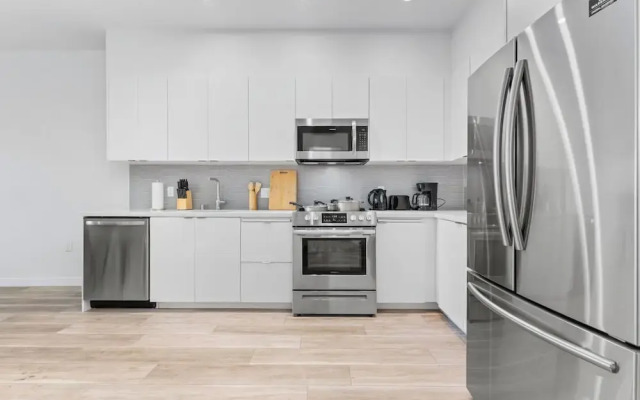 Stylish LA Studio Prime Location