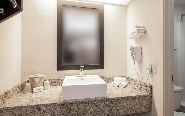 Travelodge by Wyndham Peoria