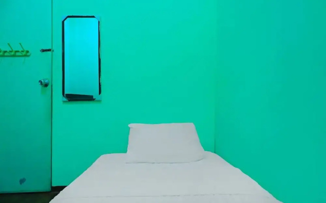 SPOT ON 92186 Penginapan LorraNearPasar Oleh Oleh