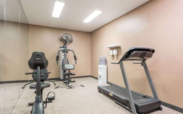 Super 8 by Wyndham Weslaco