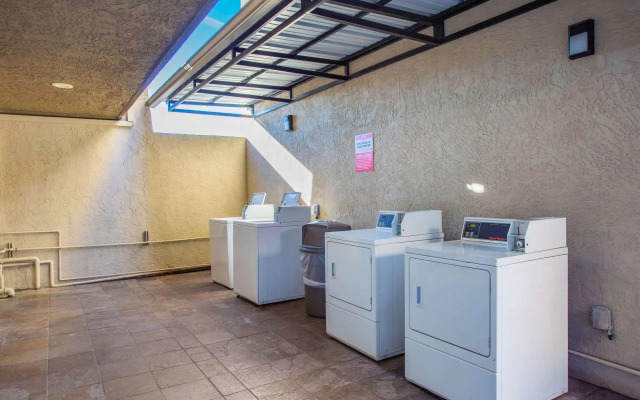 Econo Lodge Inn & Suites Escondido Downtown