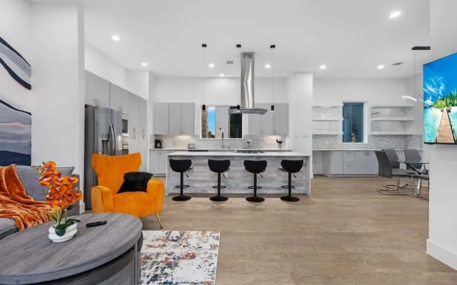 Houston 6 Bedroom Home