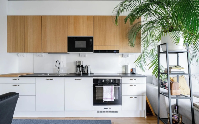 Modern 2BR Apt with Sauna & Free Parking