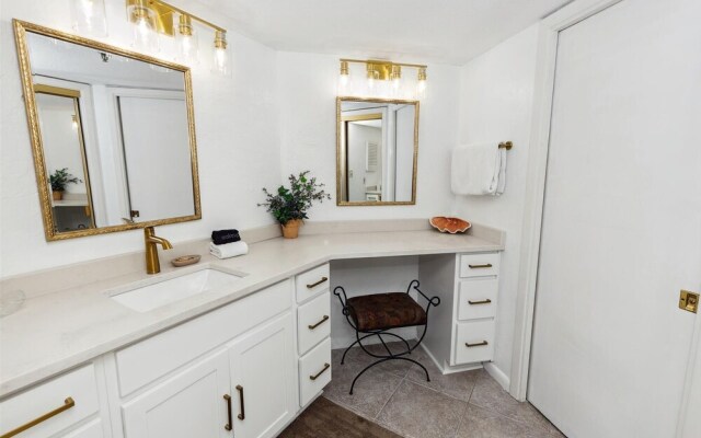 Inlet Reef 306 2 Bedroom Condo by RedAwning