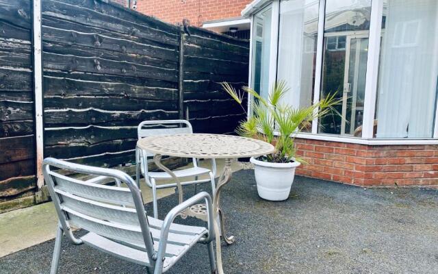 Comfortable Manchester House with Conservatory & Parking