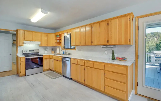 Eagar Vacation Rental Home w/ Spacious Deck!
