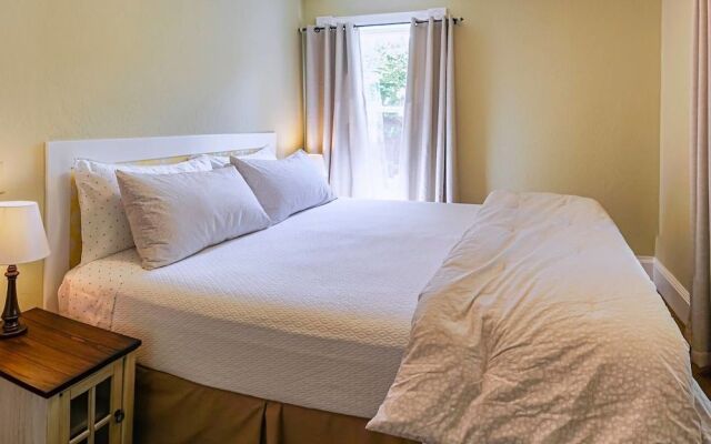 Pioneer House - South Suite