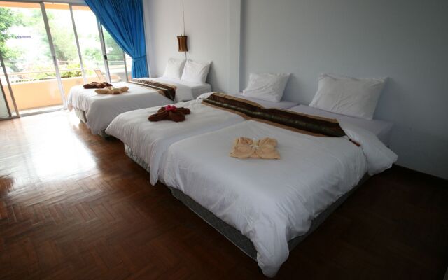 Beachfront Hotel Cha Am