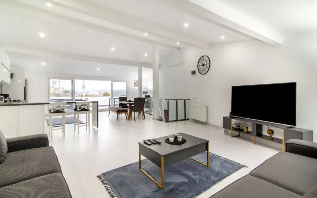 Sleek House With a Lovely Terrace in Besiktas