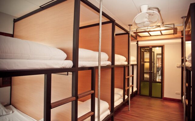 The Arak Bed Bar and Hostel
