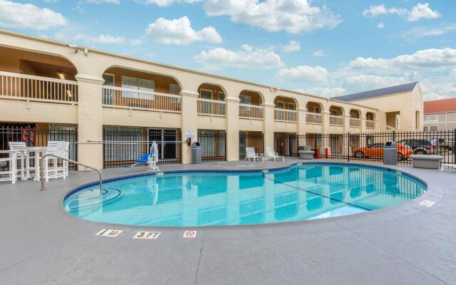 Quality Inn Clute Freeport