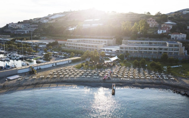 Aregai Marina Hotel & Residence