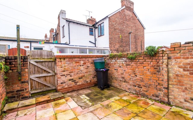 Convenient 2 Bedroom Home With Parking
