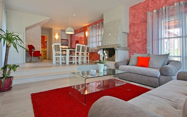 Beautiful Child-friendly Villa With Private Pool in Porec