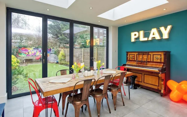 4 Bedroom House, Barnes
