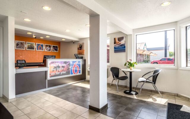 Motel 6 Anaheim, CA - Fullerton East