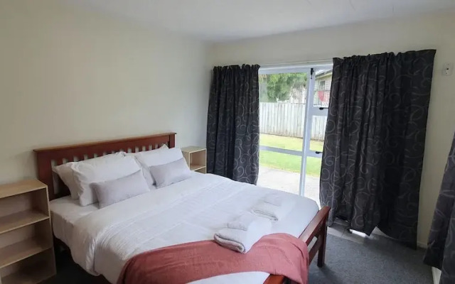 Cheerful 3BR Home - Free WiFi & Netflix