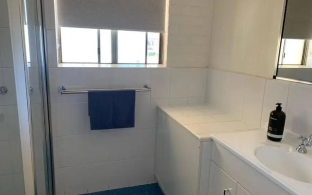 Sunny, 2-bedroom apartment with pool, 200m from Caseys beach