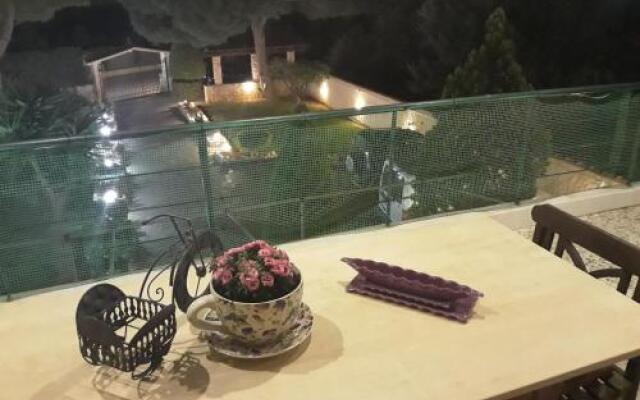 Unwind in a Spacious flat with Gardens near Beach