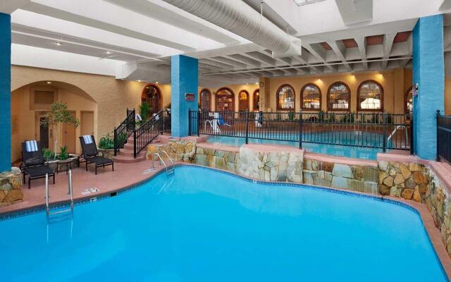 Embassy Suites Kansas City Plaza